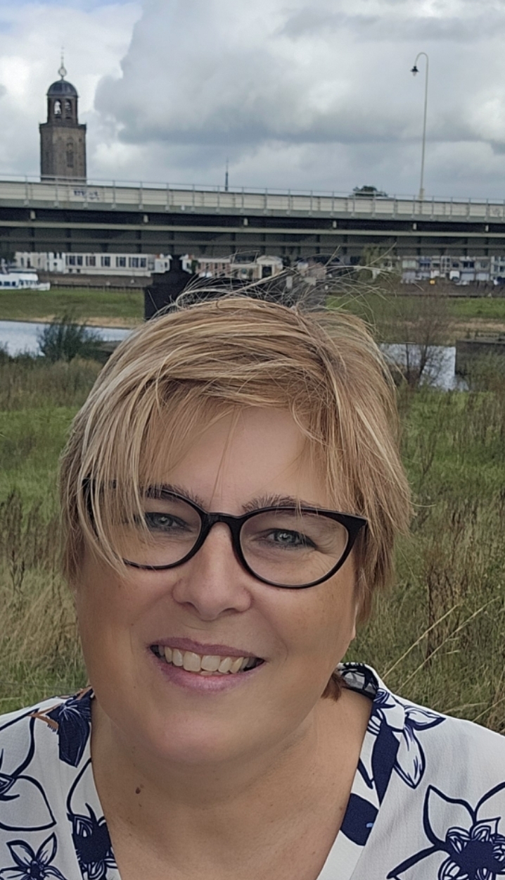 Silvia Schuitert aan de IJssel in Deventer